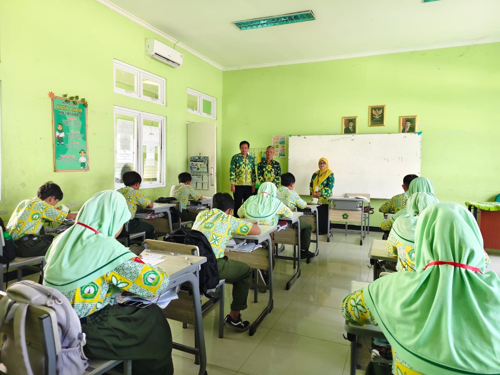 Pengawas Madrasah Pantau Ujian Madrasah Berbasis Android