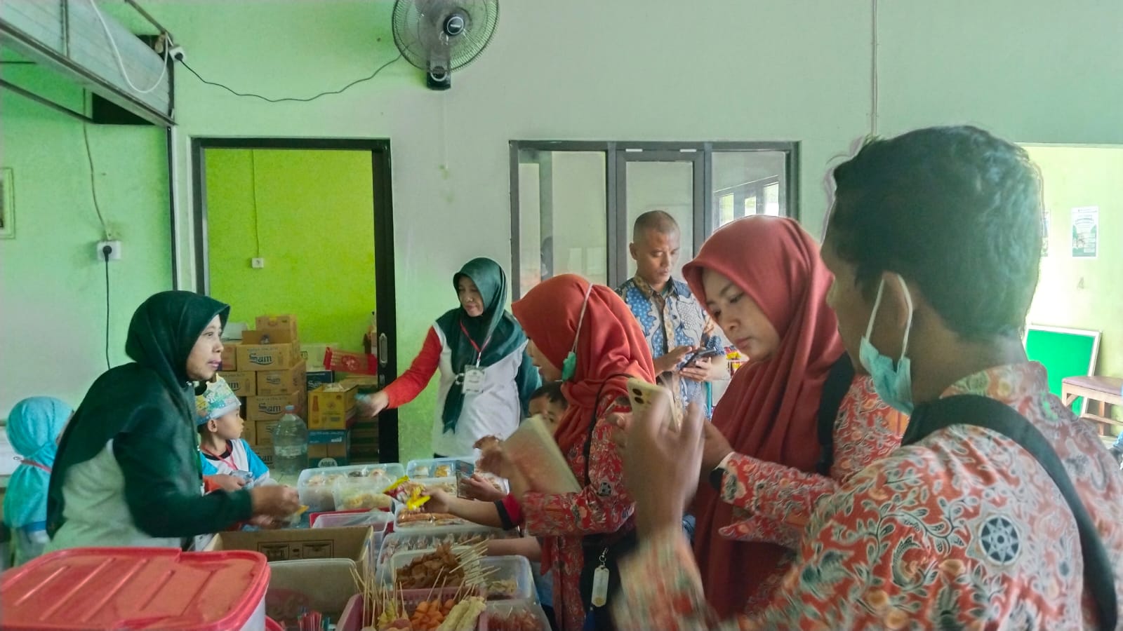 Wujudkan Madrasah Sehat, UPT Puskesmas Puri Cek Lingkungan MIN 3
