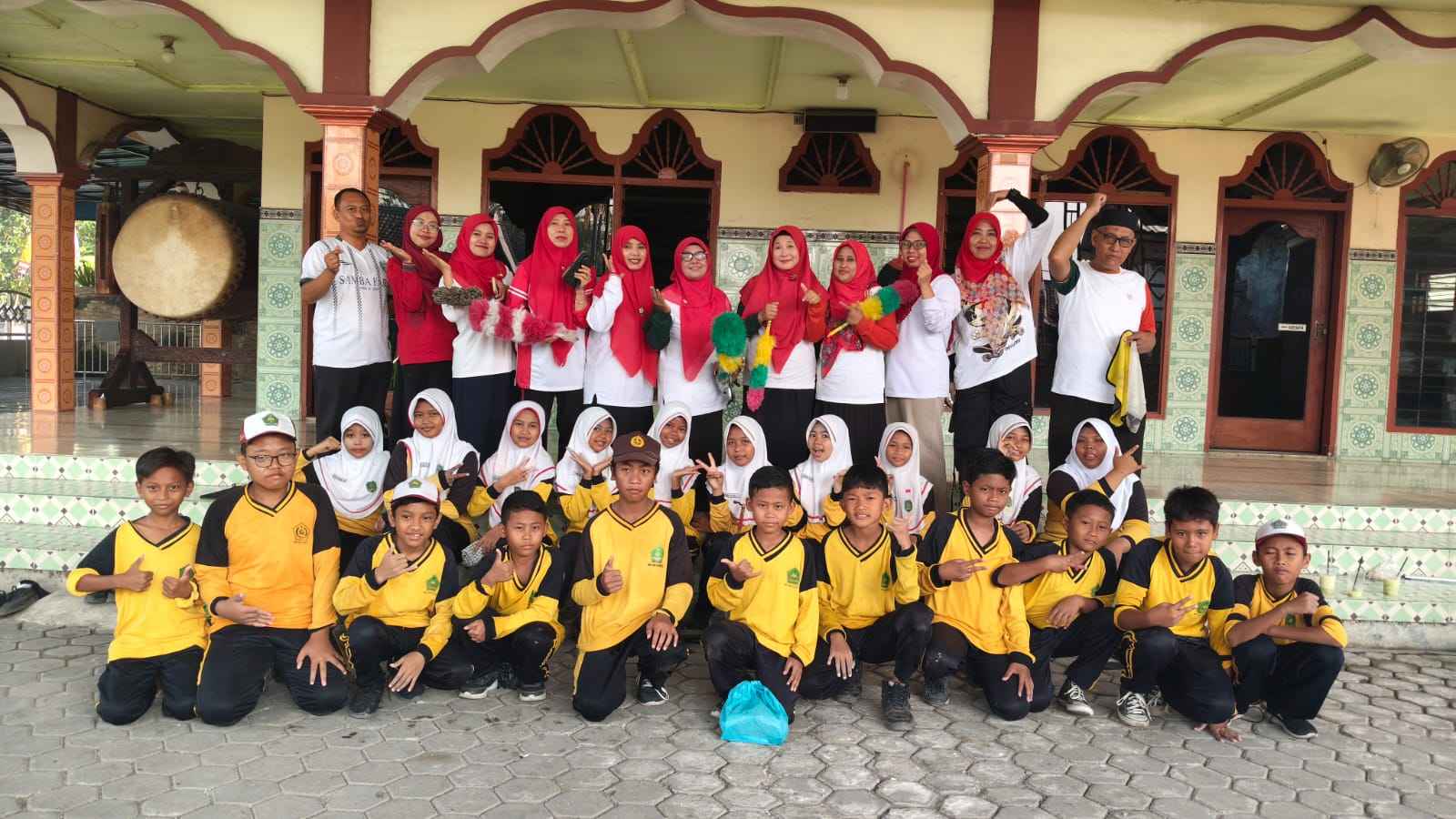 GEBER MAS, MIN 3 Bersihkan Masjid Baitul Makmur As-Siddiq
